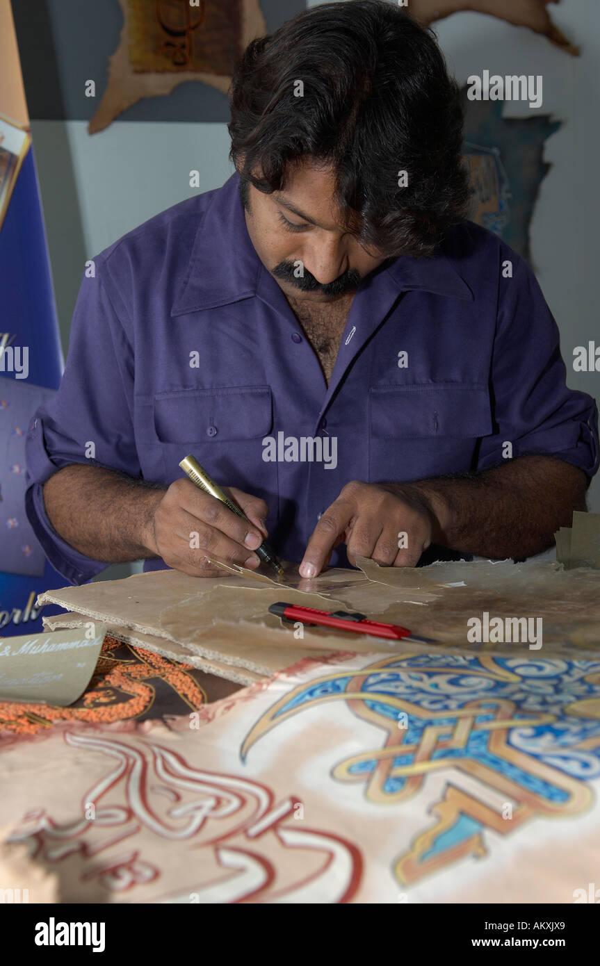 Pakistanische traditionelle Handwerker schreiben und malen auf Kamelhaut Stockfoto