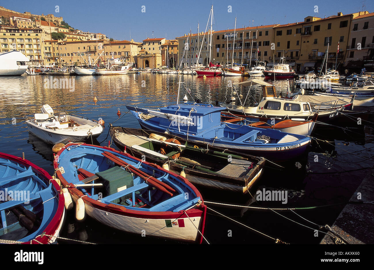 Waterfront-Gebäude hinter Boote im Hafen von Portoferraio der Port, der die kleine Bucht am Tuscany s Insel der Elb bewacht Stockfoto