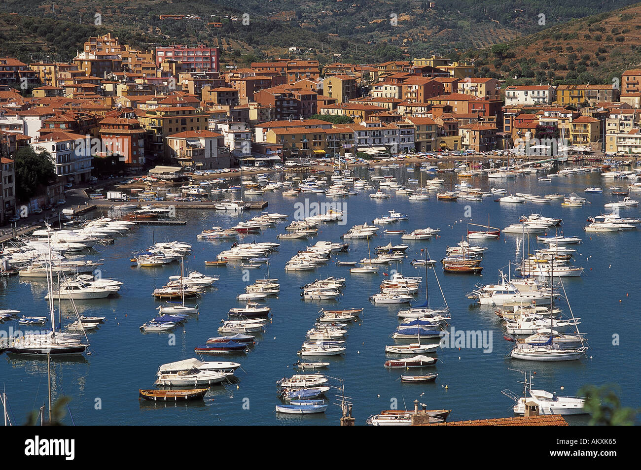 Cruiser und Segelboote im Hafen von Port Ercole in Monte Argentario Italien Stockfoto