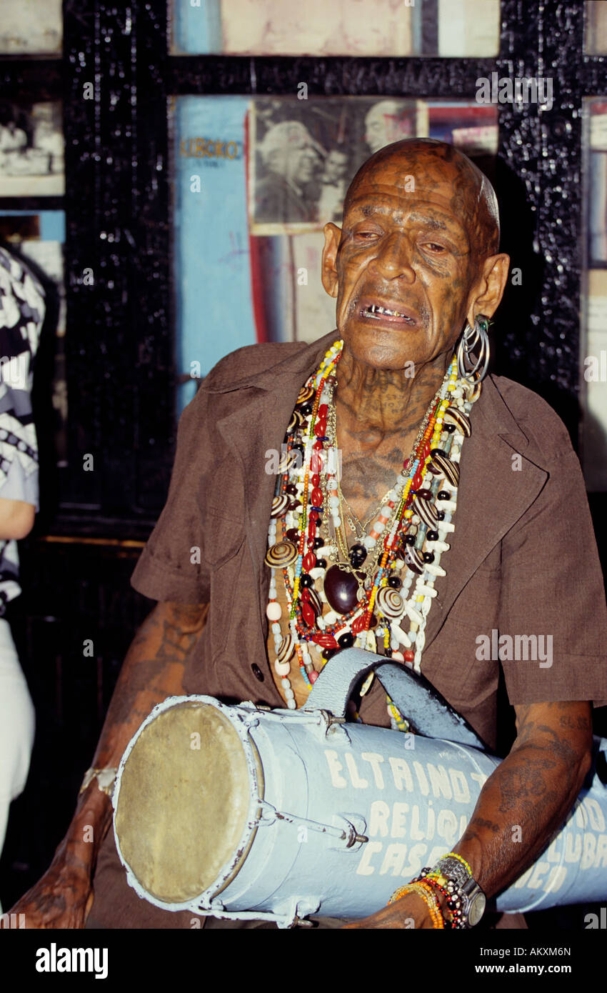 Eine alte sitzt in der Bodeguita del Monatsmittenwerte Havanna Kuba kubanisch mit unzähligen Tattos und Schmuck. Stockfoto