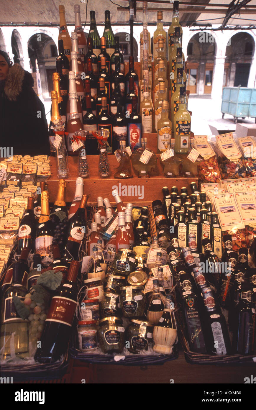 VENEDIG, ITALIEN. Nudeln Wein Olivenöl etc. in Rialto-Markt Stockfotografie  - Alamy