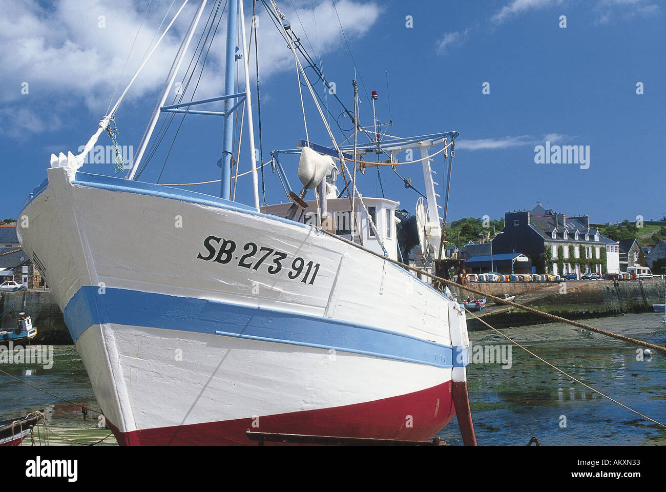 Ein Fischerboot die Nummer der Eintragung entlang des Rumpfes im Hafen Dahouet Frankreich gemalt Stockfoto