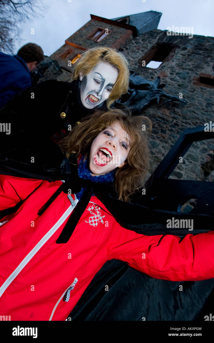 Traditionelle Halloween-Spektakel auf der Burg Frankenstein. Ein Vampir erschreckt eine Mädchen 