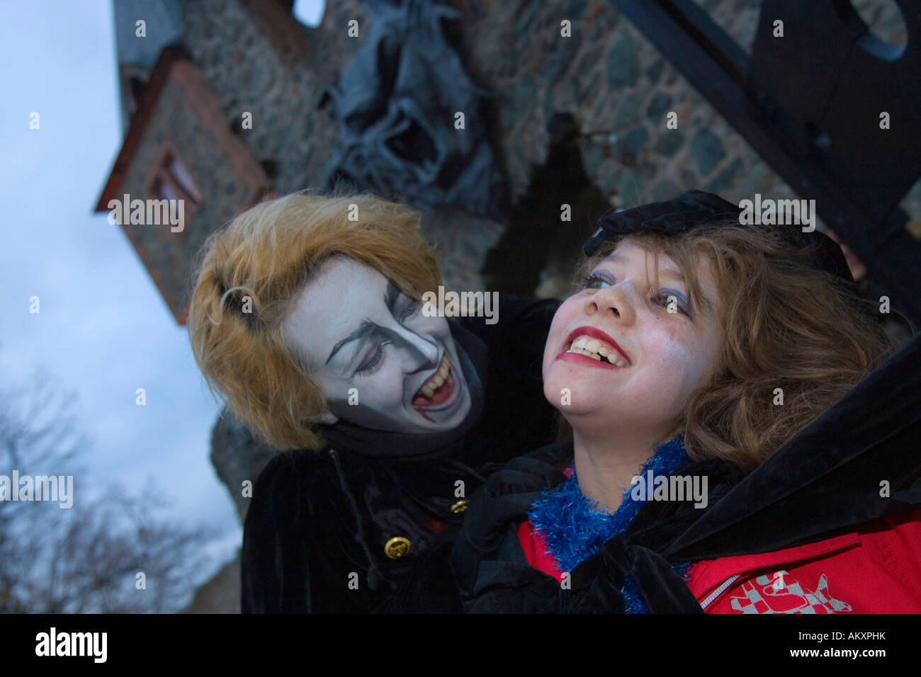Traditionelle Halloween-Spektakel auf der Burg Frankenstein. Ein Vampir erschreckt eine Mädchen 