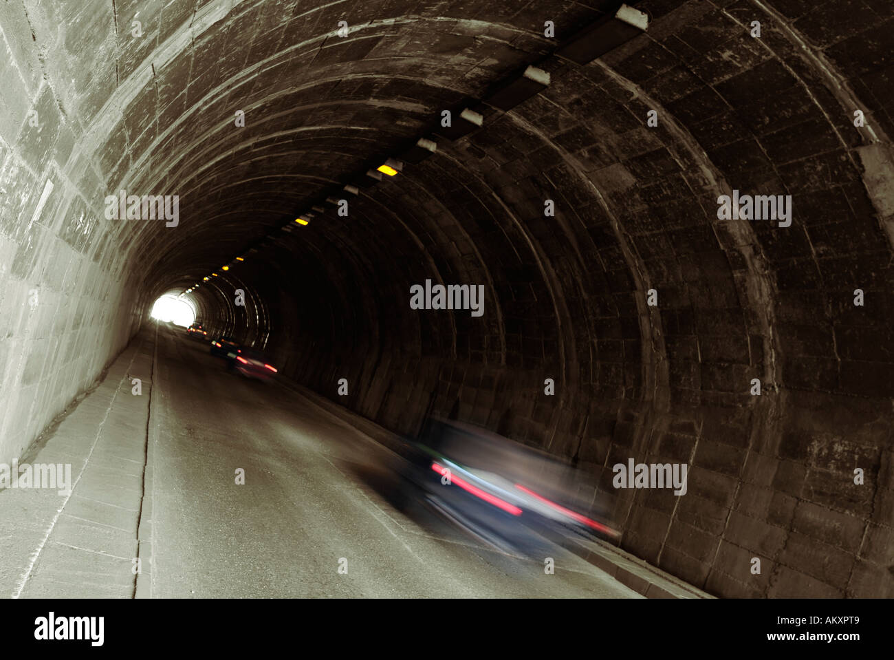 Autos fahren durch einen Tunnel Stockfotografie Alamy