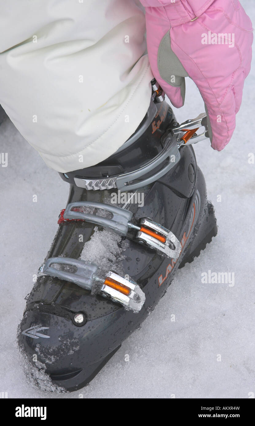 Skifahrer öffnet die Skibindung, Österreich. Stockfoto