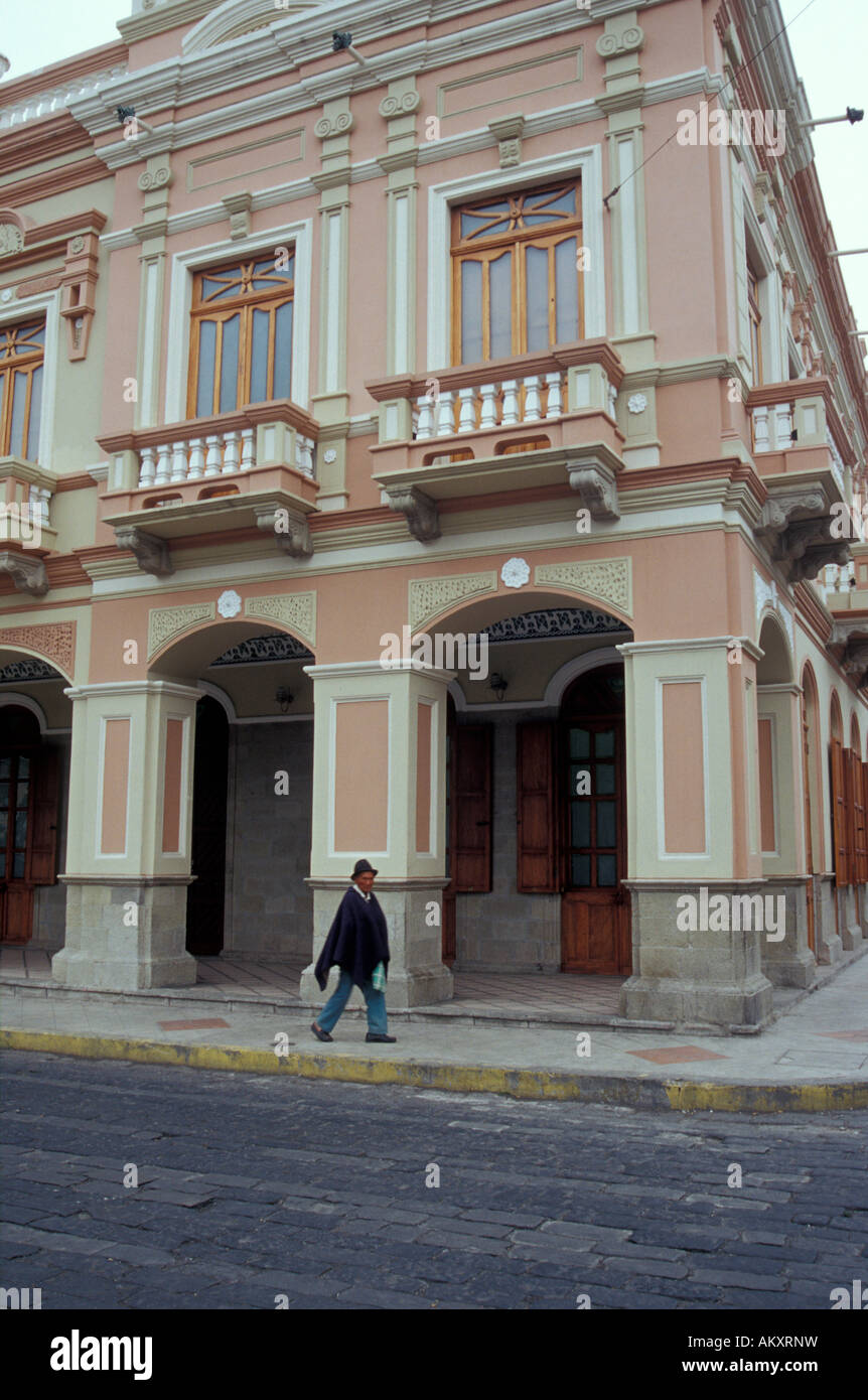 Indigene Mann hinter einer restaurierten spanischen kolonialen Gebäude in Riobamba, Ecuador Stockfoto