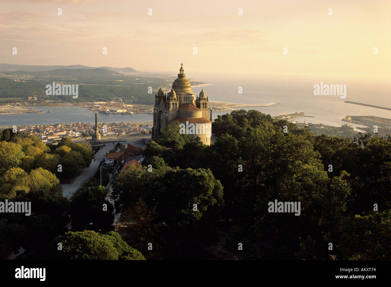 Der Kuppelbau des Neo byzantinischen Stil Basilika von Santa Lucia stehend auf einem bewaldeten Hügel, der mit Blick auf Befehle Stockfoto Der Kuppelbau des Neo byzantinischen Stil Basilika von Santa Lucia stehend auf einem bewaldeten Hügel, der mit Blick auf Befehle Stockfoto