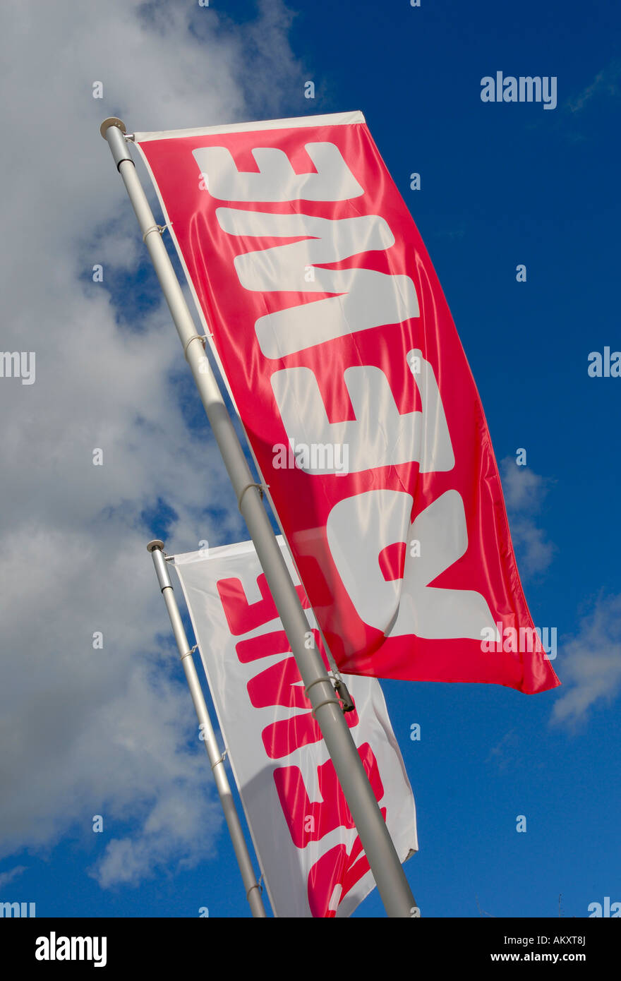 Flaggen der Rewe Supermarkt Stockfoto
