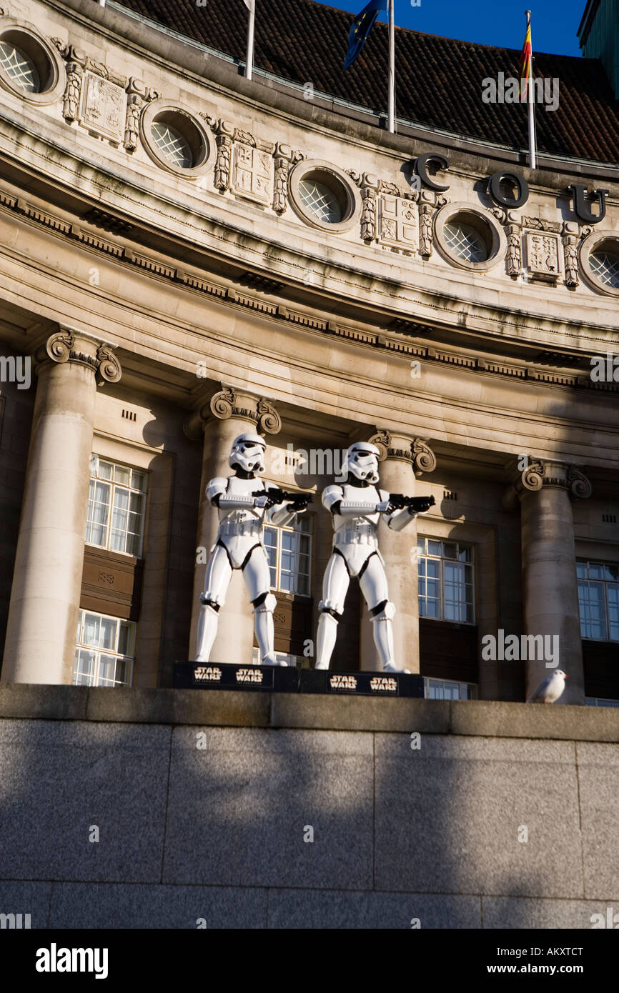 Star Wars Figuren außerhalb County Hall South Bank London England UK Stockfoto