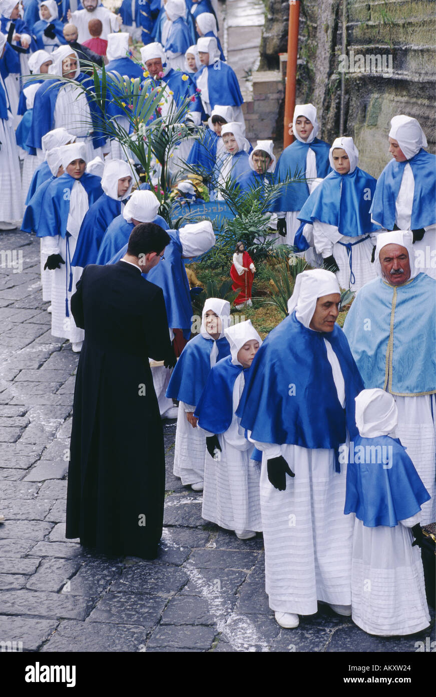 Menschen in blau-weißen Kostümen für die Ostern Parade in Neapel Italien Stockfoto