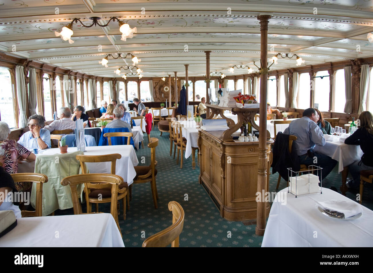 Restaurant in der ersten Klasse von einem alten Raddampfer, Kanton Luzern, Schweiz Stockfoto