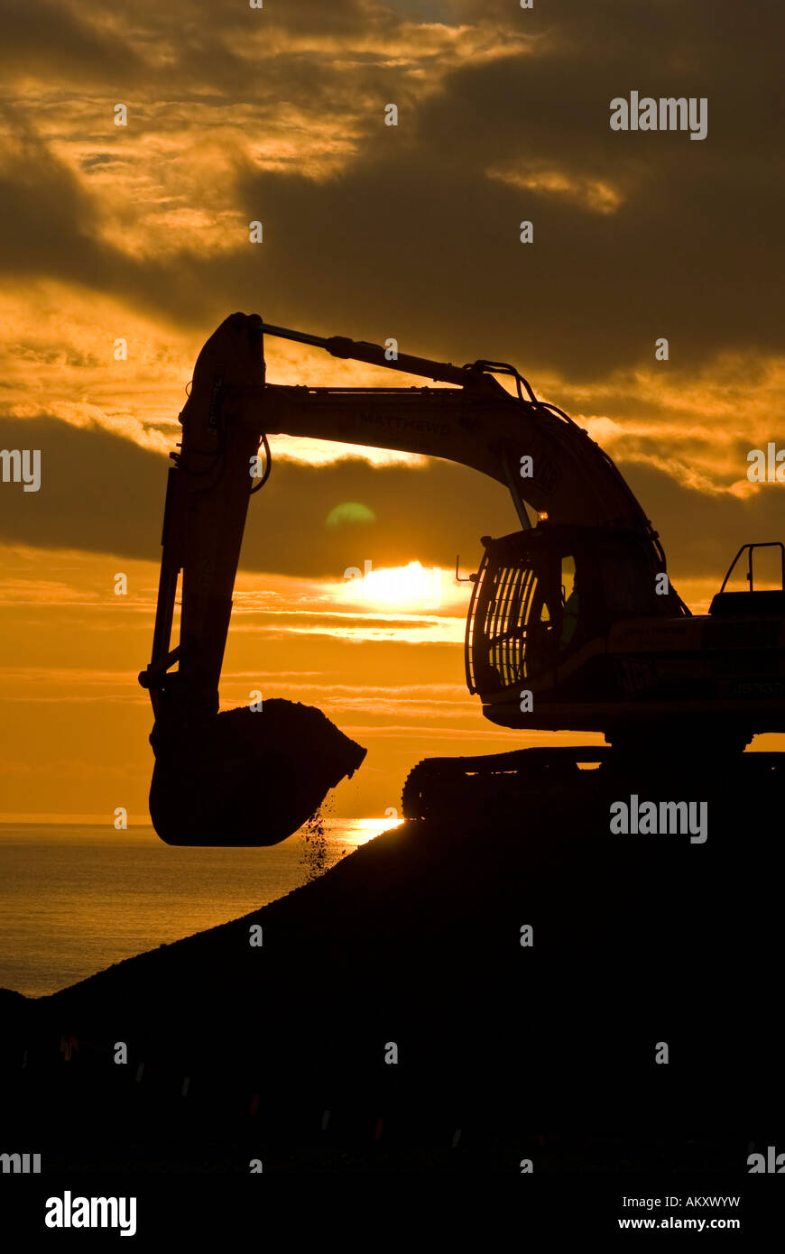 Bagger "Bagger" [JCB] bewegen Schindel Sonnenuntergang Stockfoto