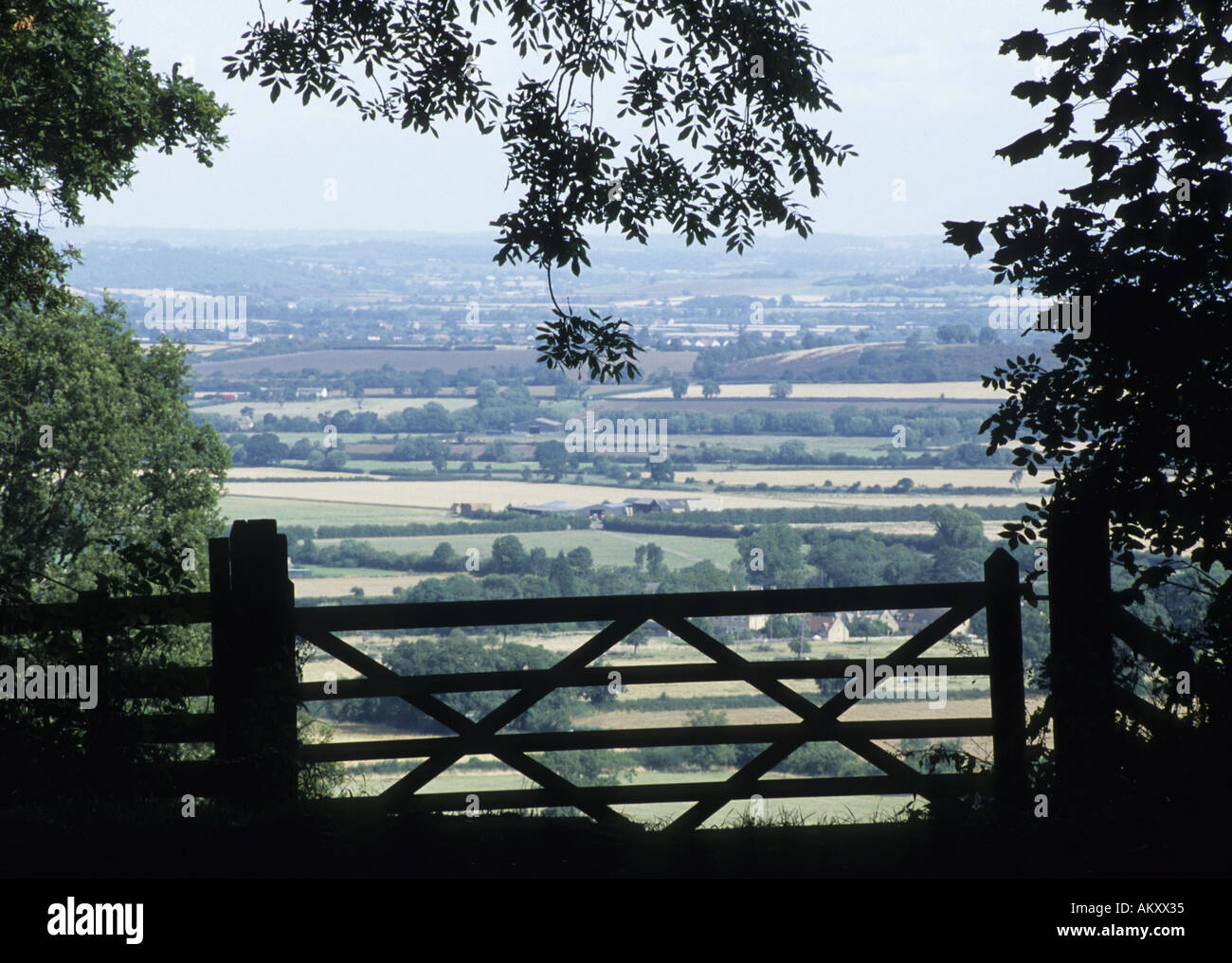 5 bar Tor und Blick in die Cotswolds, Gloucestershire, England, UK Stockfoto