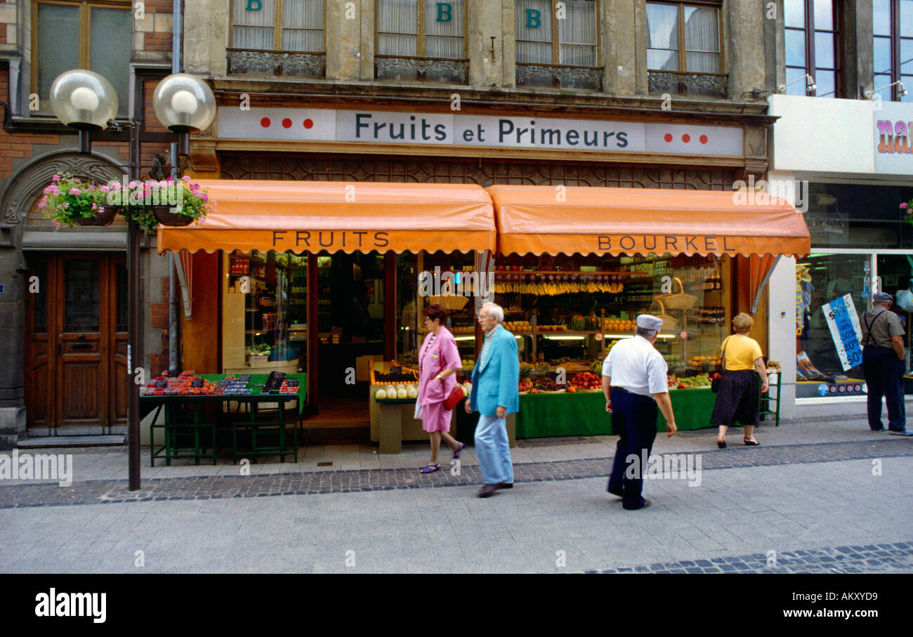 Luxemburg Shopping District Menschen zu Fuß durch grüne Lebensmittelhändler Stockfoto