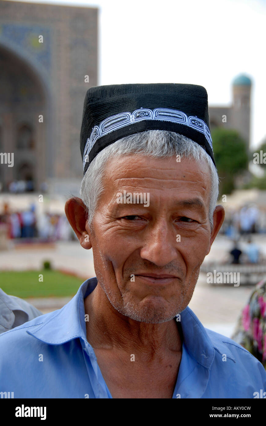 Usbekische Mann gekleidet in traditionellen Tuch Tubiteka Registan Madrasah Tilla-Kari Samarkand Uzbekistan Stockfoto