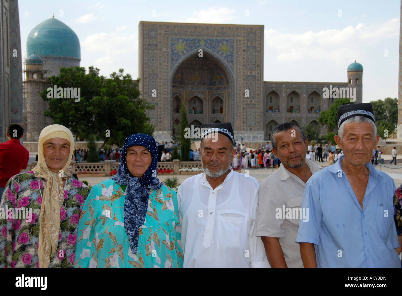 Gekleidet in traditionellen Tuch vor Registan Madrasah Tilla-Kari Samarkand Usbekistan Usbeken Stockfoto