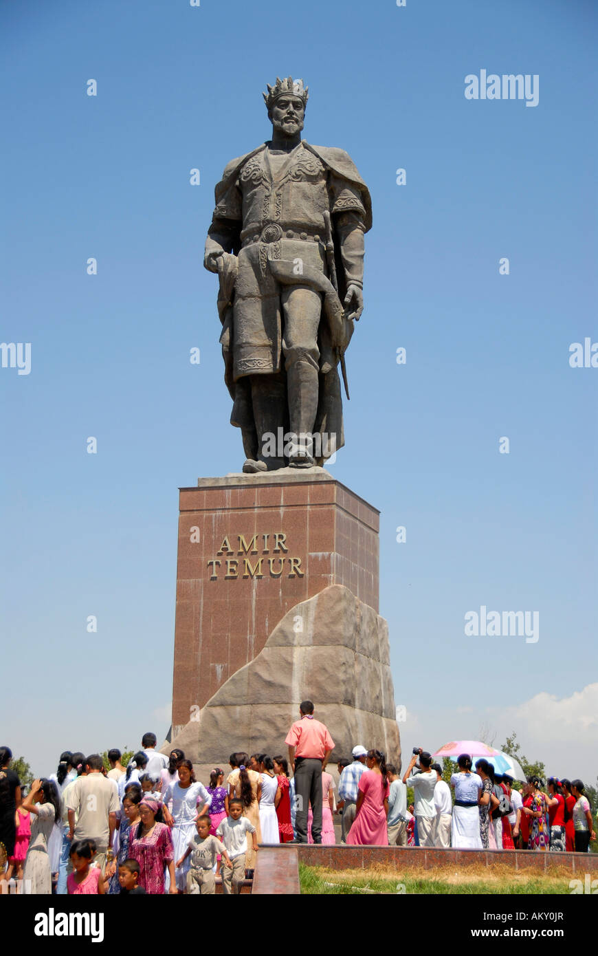 Viele Menschen unter dem Denkmal von Amir Timur Shahrisabz-Usbekistan Stockfoto