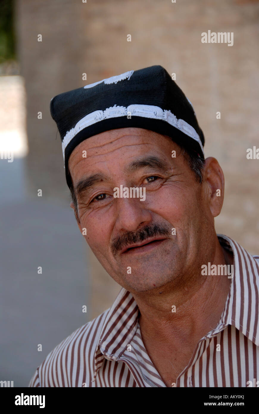 Porträt usbekisches Mann trägt traditionelle Hut Tubiteka Shahrisabz Usbekistan Stockfoto