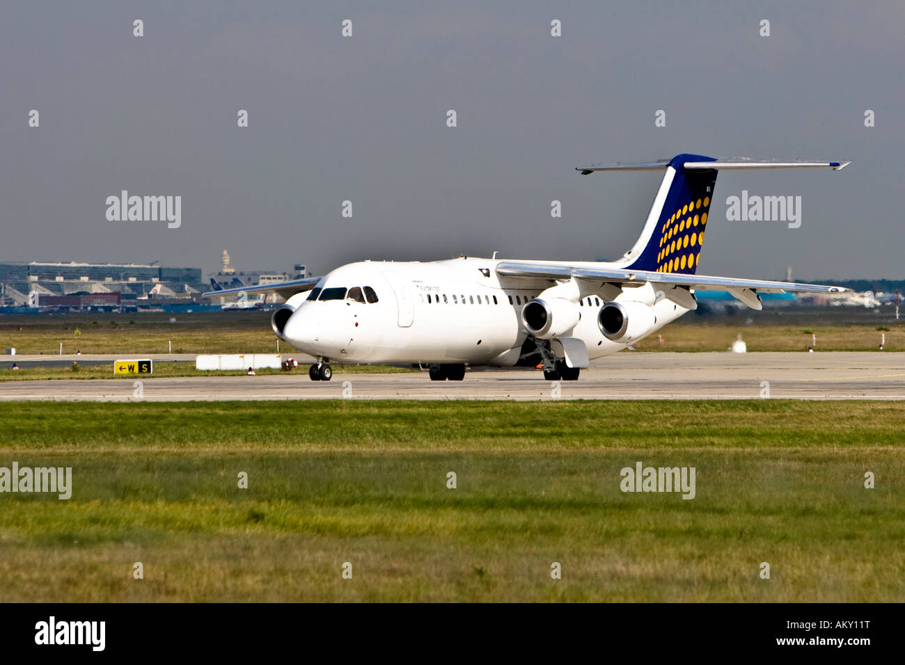 Eurowings BAe 146-300, Startbahn 18 West, Flughafen Frankfurt, Hessen, Deutschland Stockfoto