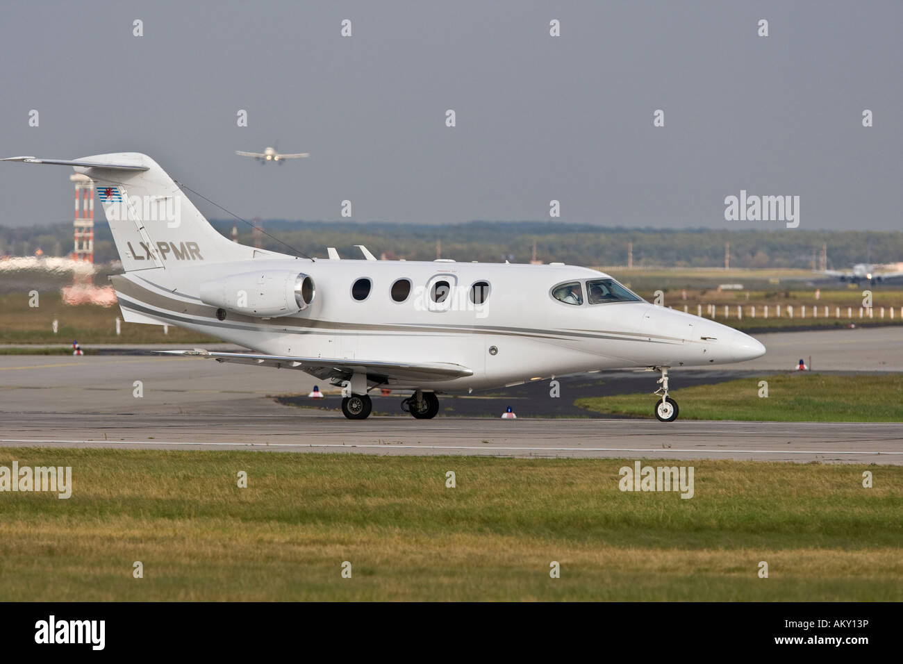 PrivatJet / BusinessJet bei ausziehen, Startbahn 18 West, Flughafen