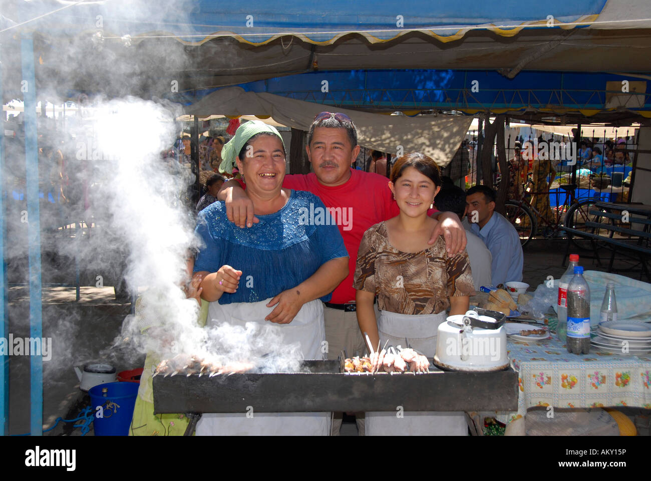 Familie der Schaschlik-Grill auf dem Basar Chiwa Usbekistan Stockfoto