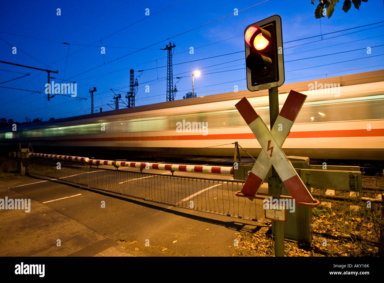 Andreaskreuz mit geschlossenem Tor und vorbeifahrenden Zug, Hessen, Deutschland Stockfoto