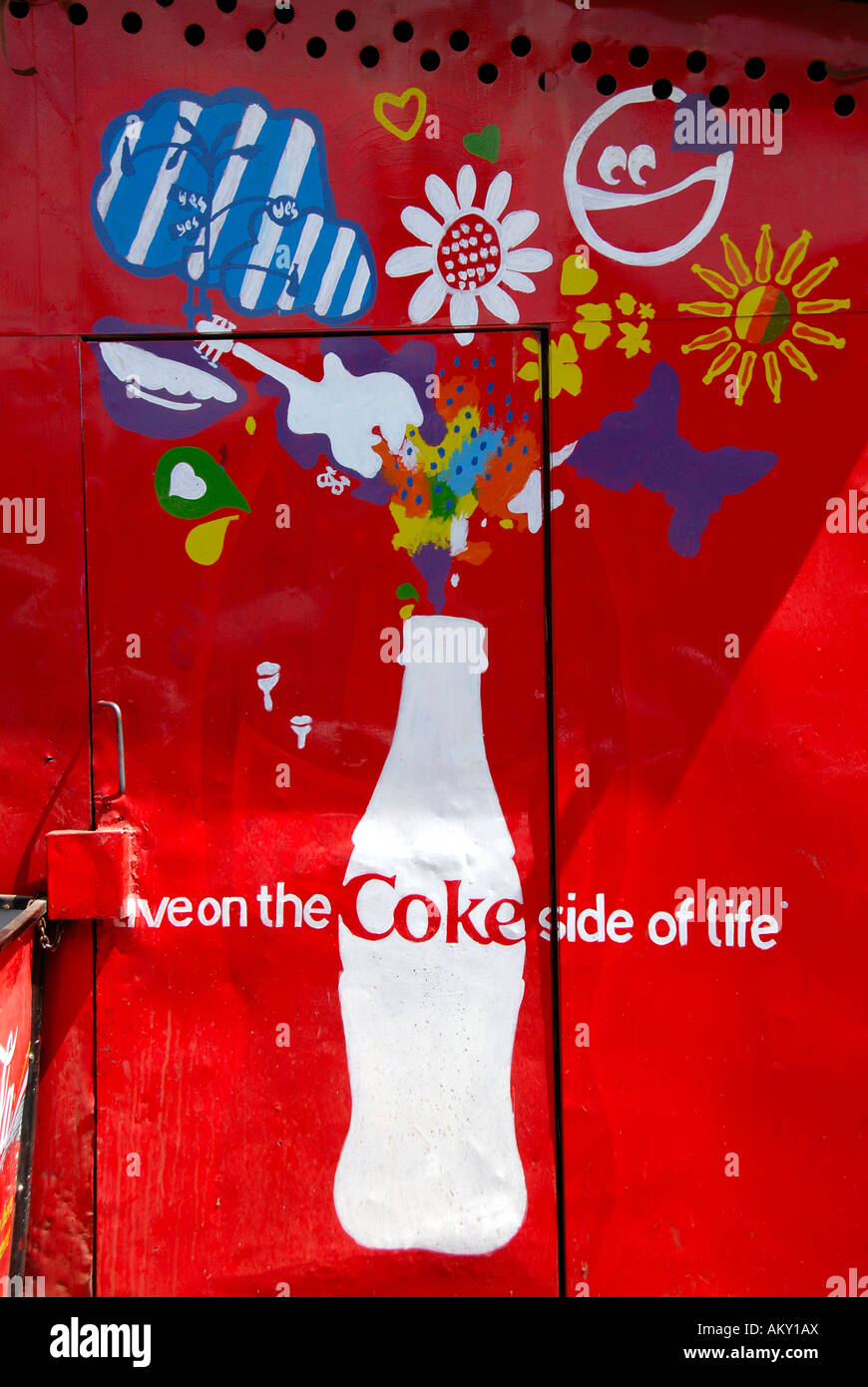 Bunt bemalte Coke Coca Cola Werbung Kenia Stockfoto