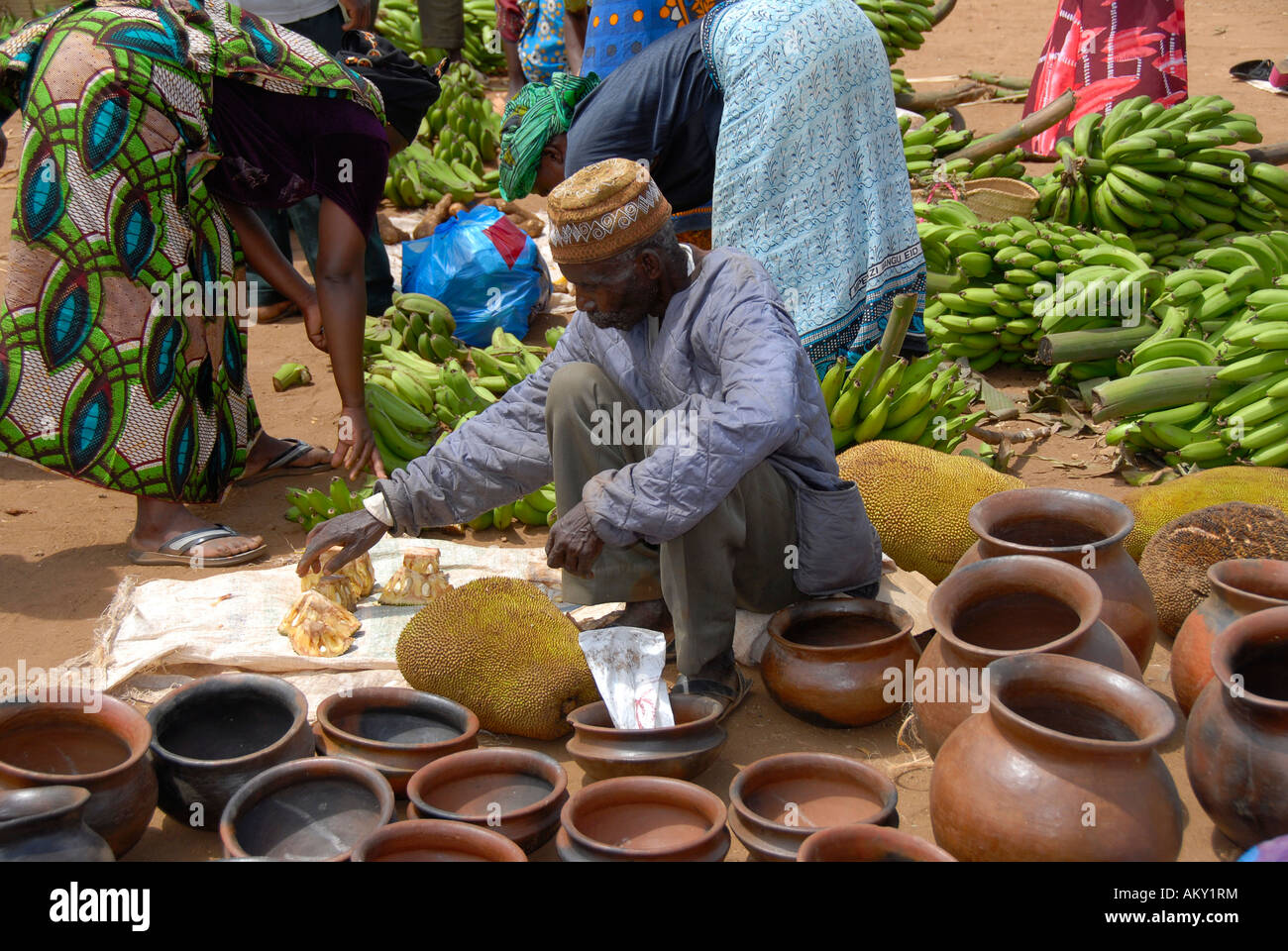 Lokale Mann verkauft Jackfrüchte Banane und Töpferwaren auf dem Markt Tansania Stockfoto