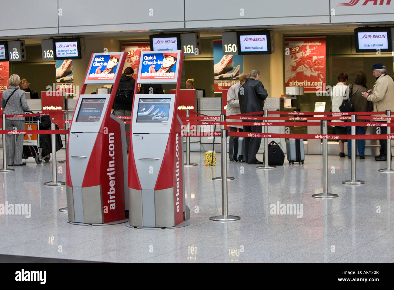 Self Check-in Automaten, Flughafen Düsseldorf, Nordrhein-Westfalen, Deutschland Stockfoto
