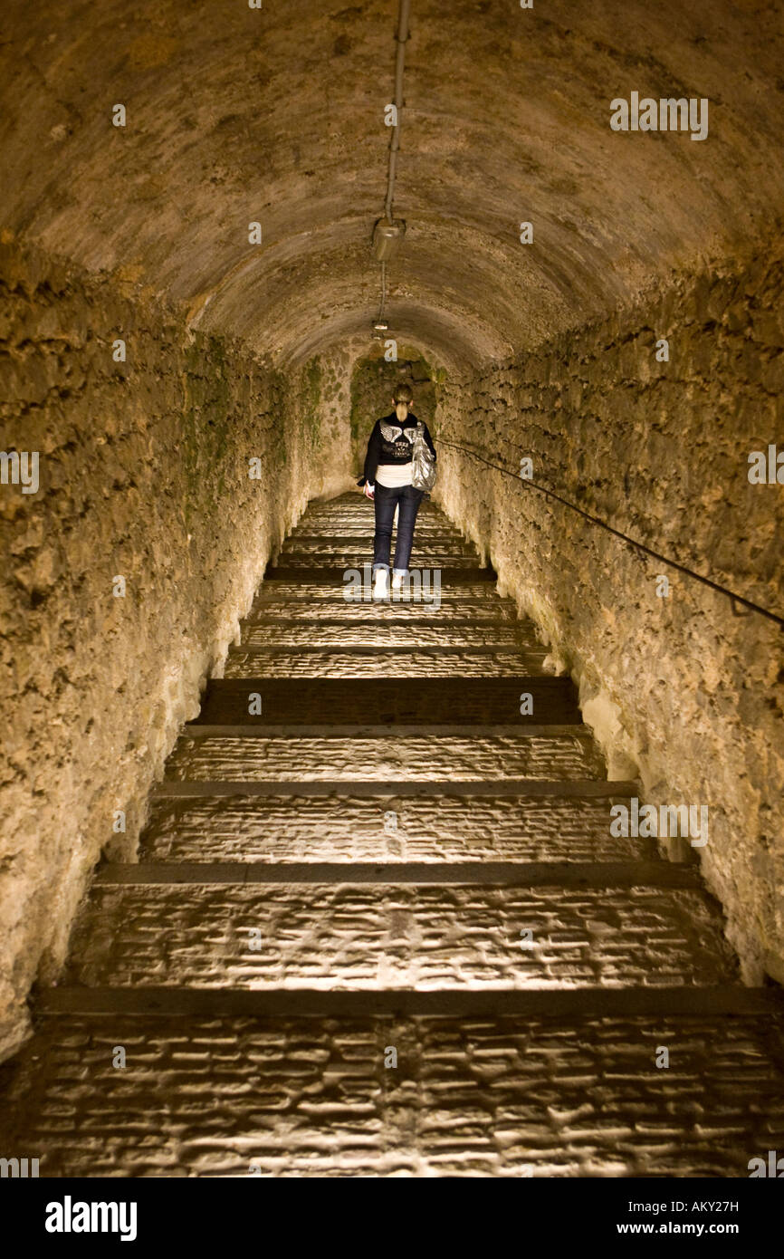 Frau zu Fuß durch alte Tunnel in Dalt Vila, der Altstadt von Eivissa, Ibiza, Balearen, Spanien Stockfoto