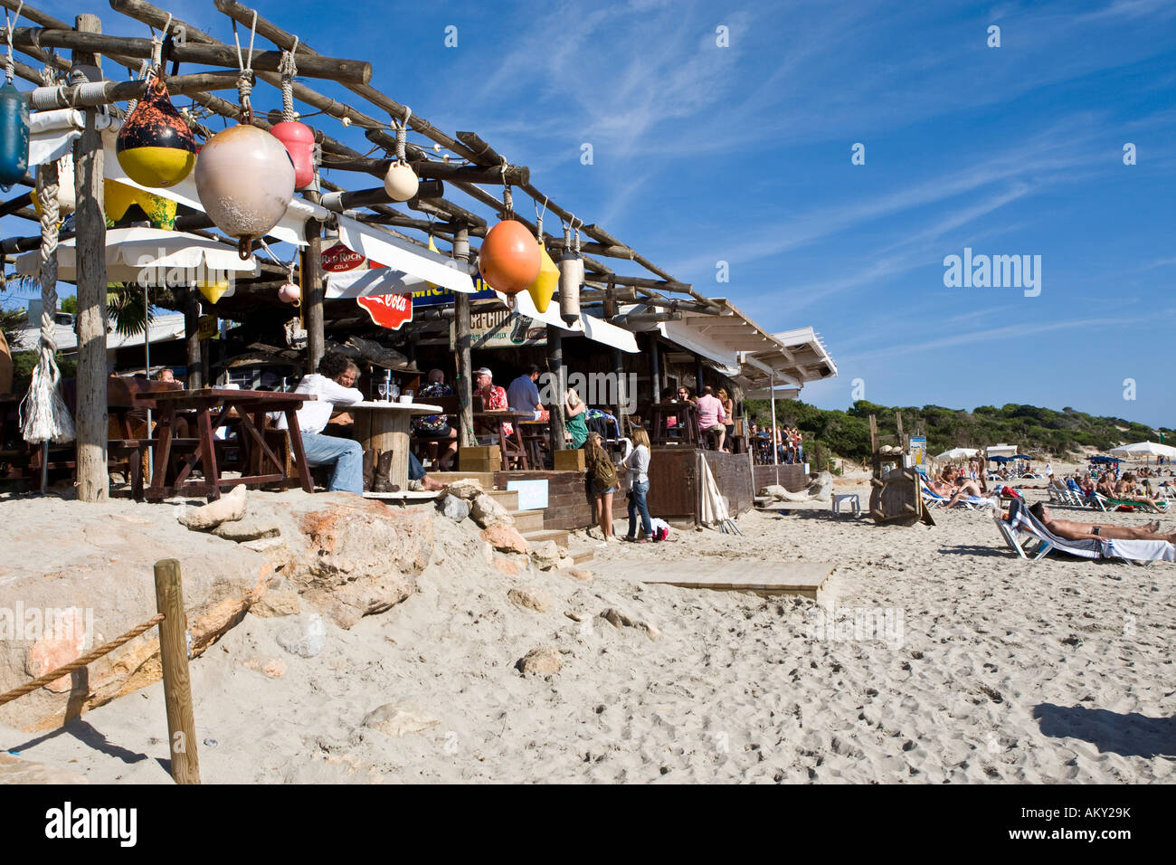 Les Salinas Strand mit Restaurant Jockey Club, Ibiza, Balearen, Spanien Stockfoto