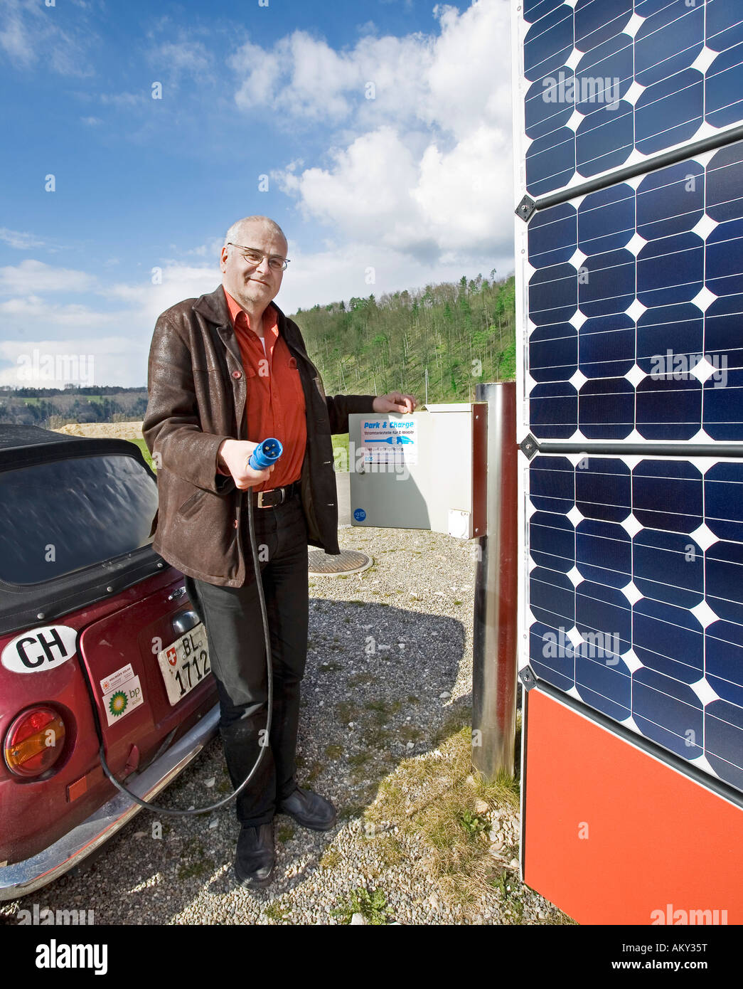 Heinrich Holinger, füllt sich sein Elektro-Auto mit Solarstrom, Bubendorf, Basel, Schweiz Stockfoto