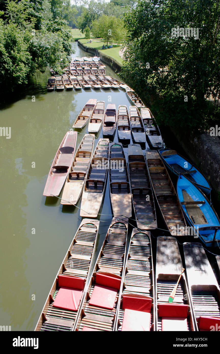 Flache am Fluss Cherwell Oxford Ansicht von Magdalen Bridge Stockfoto