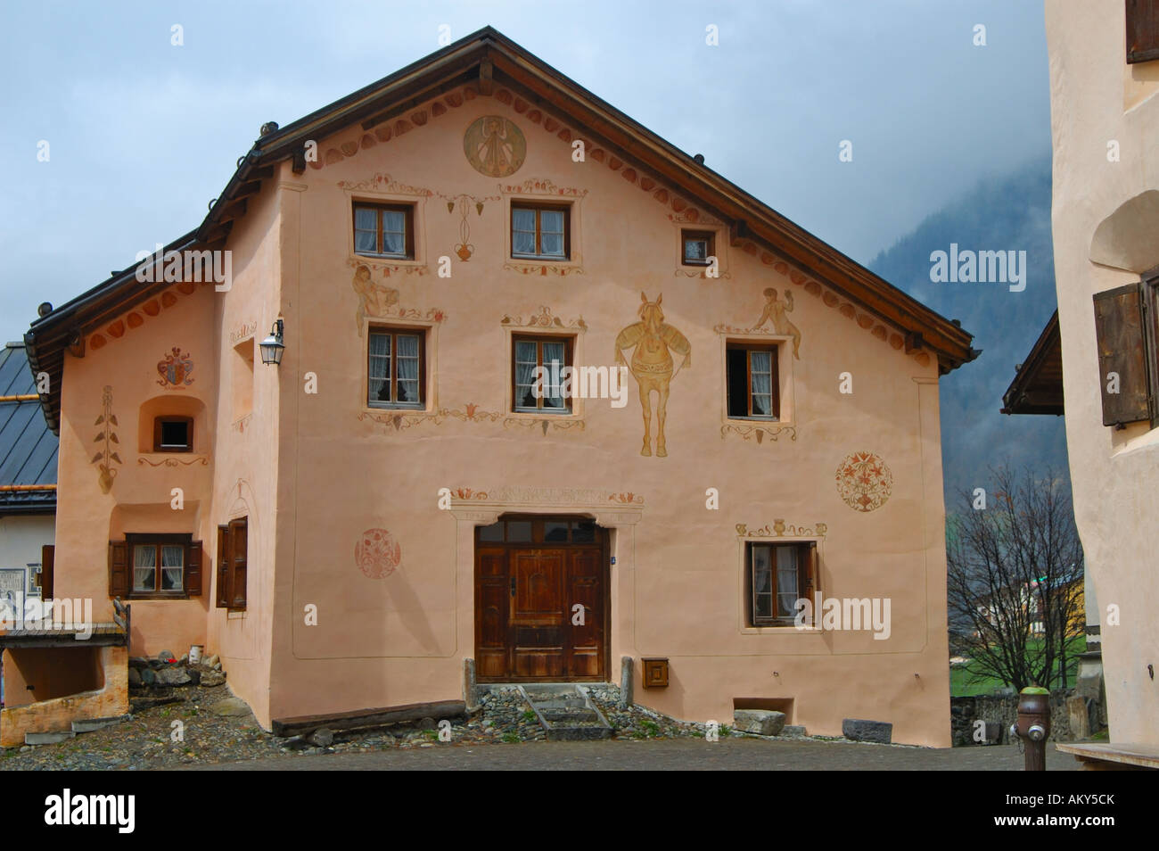 Fassade eines typischen Engadiner Hauses geschmückt mit  Sgraffito-Ornamenten, Guarda, Engadin, Schweiz Stockfotografie - Alamy
