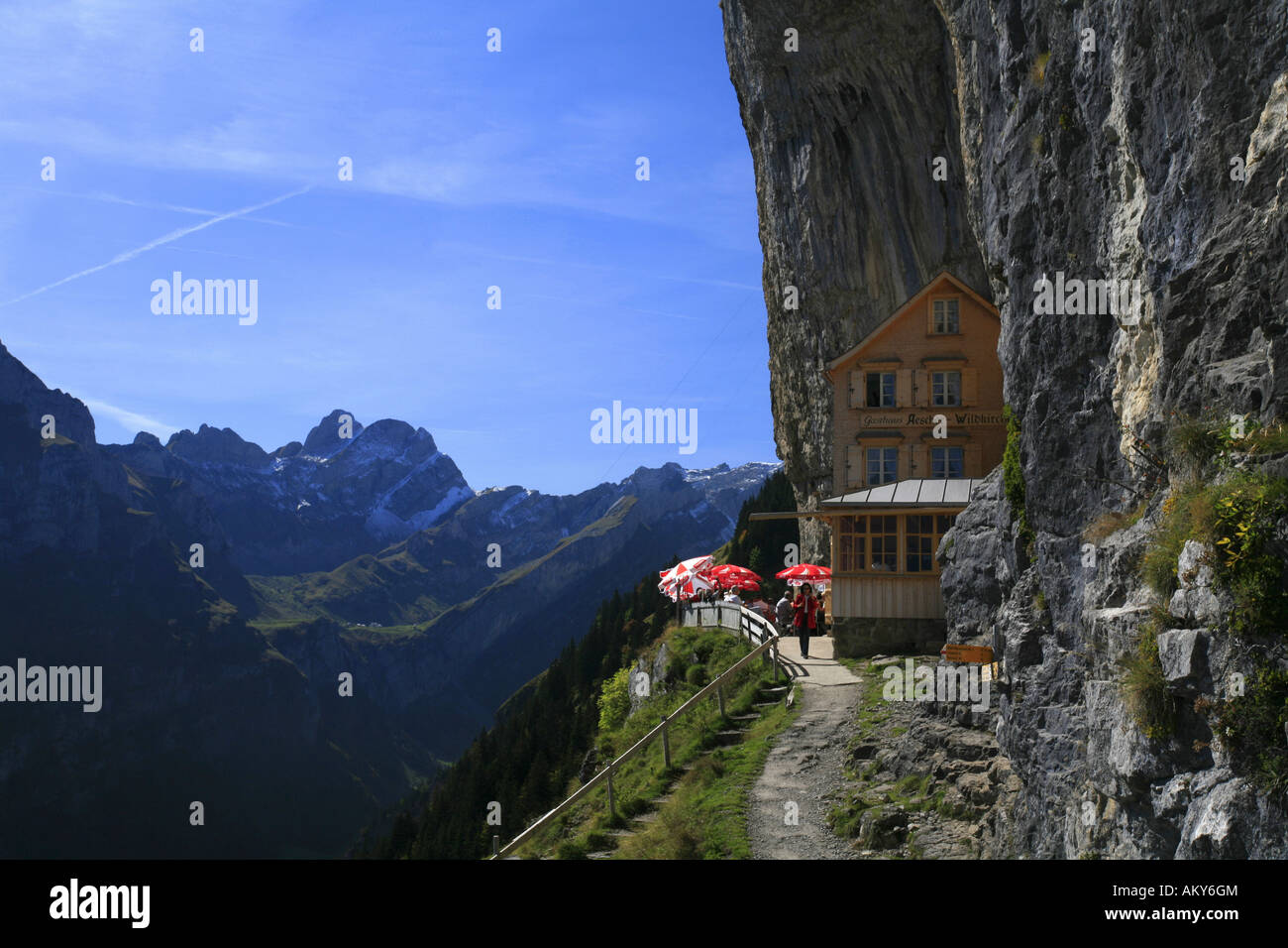 Aescher Taverne und Panorama Blick auf die Berge in der steilen zugewandten Nordflanke der Ebenalp Berg, Appenzell, Schweiz Stockfoto