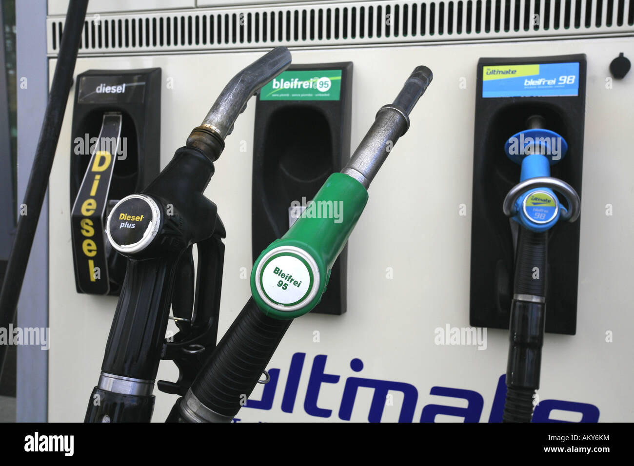 Treibstoffdüsen an einer Tankstelle mit Diesel und bleifreies Benzin Stockfoto