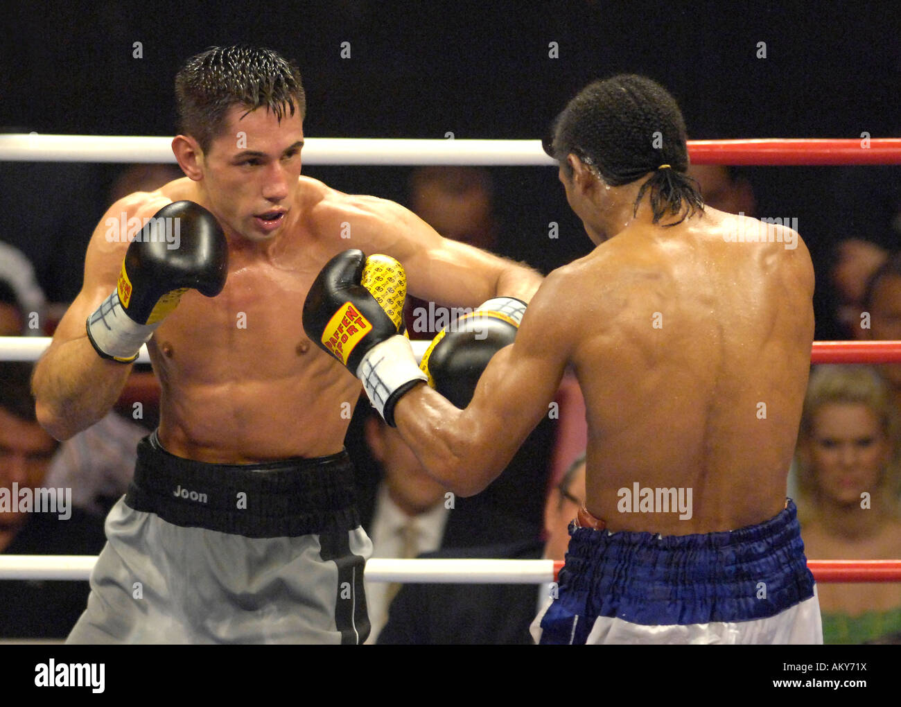 Felix STURM GER (links) vs. WBA-Weltmeisterschaft Noe Tulio Gonzalez ALCOBA URU (rechts) Stockfoto