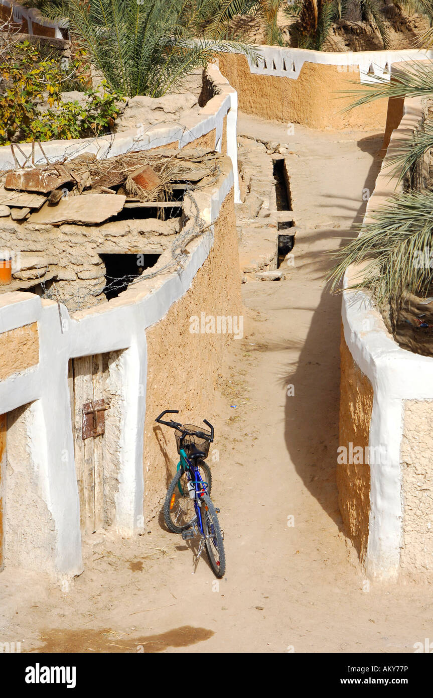 Moderne Fahrrad-Parken in einer Gasse in der alten Stadt von Ghadames, UNESCO-Welterbe, Libyen Stockfoto
