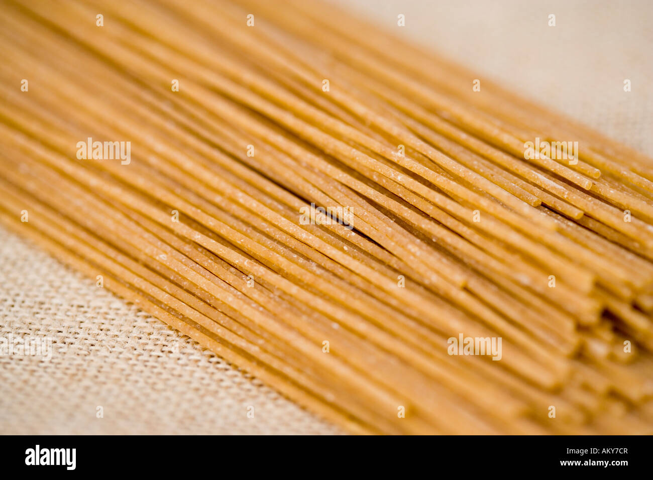 Vollkorn Spaghetti Nudeln in detaillierte enger vertrocknen Stockfoto