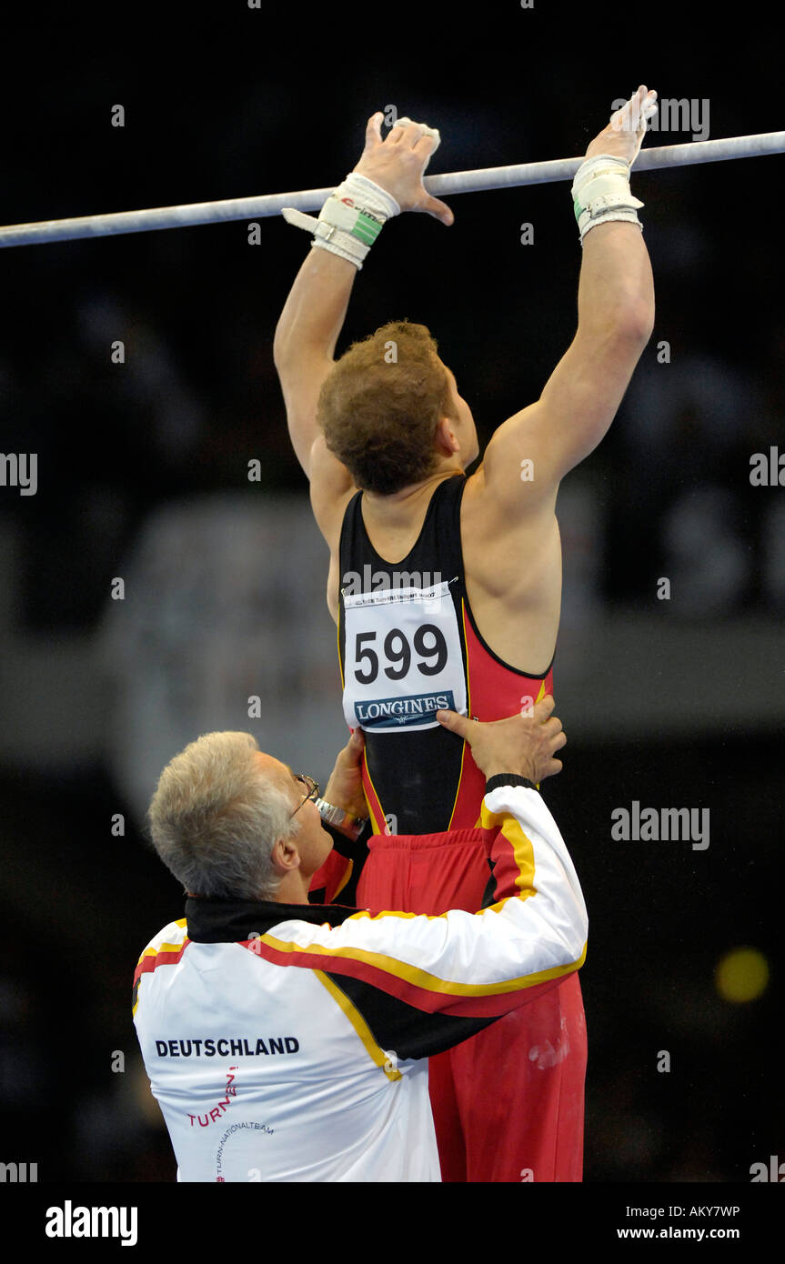 Künstlerische Gymnastik Fabian Hambüchen GER, Vater und Trainer Wolfgang auf hohe künstlerische Gymnastik World Championships 200 bar Stockfoto