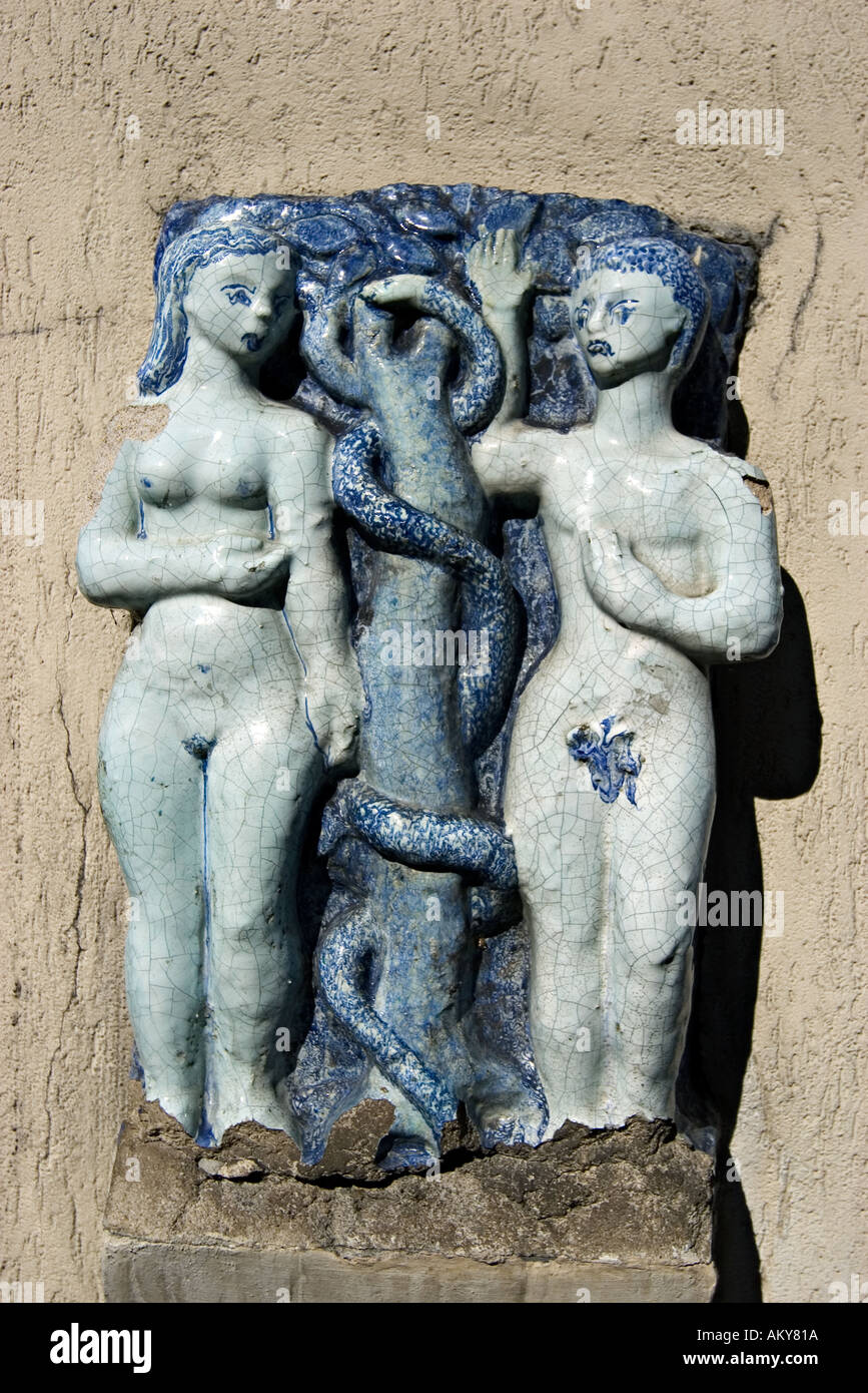 Keramik von Adam und Eva mit der Schlange außerhalb einer Apotheke in Nordfrankreich Stockfoto