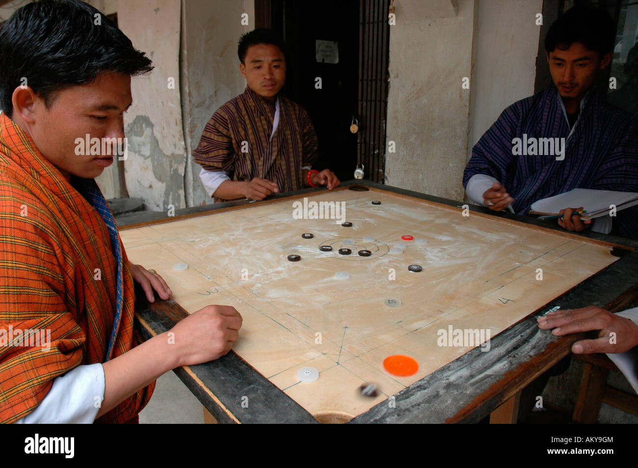 Männer spielen Carrom, Bhutan Himalaya Stockfoto