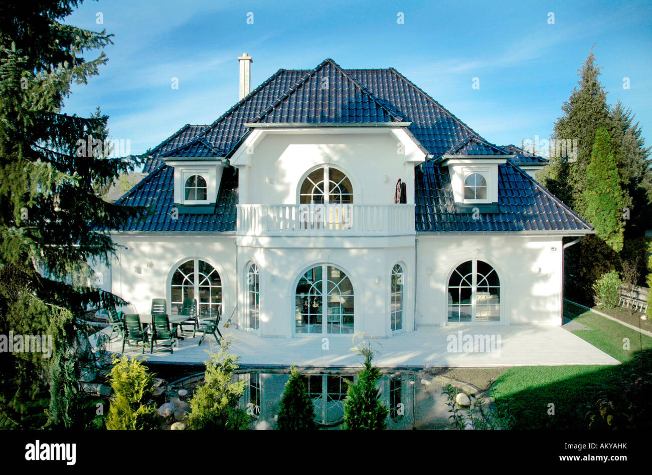 Einfamilienhaus mit dunklen Dach, Neubau, Villa weiß Stockfoto