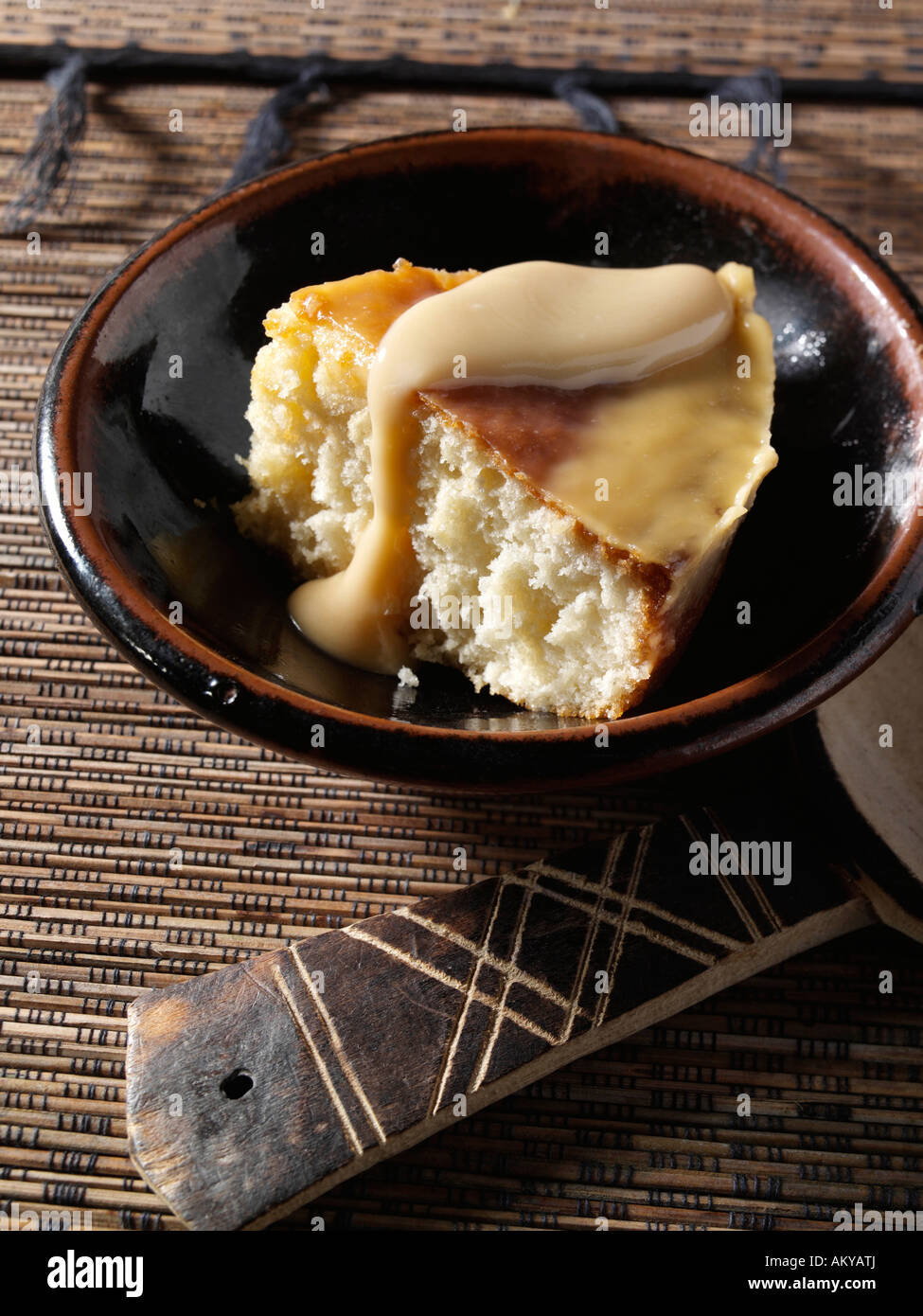 Ein Stück des traditionellen südafrikanischen Malva Pudding redaktionelle vegetarisch Stockfoto