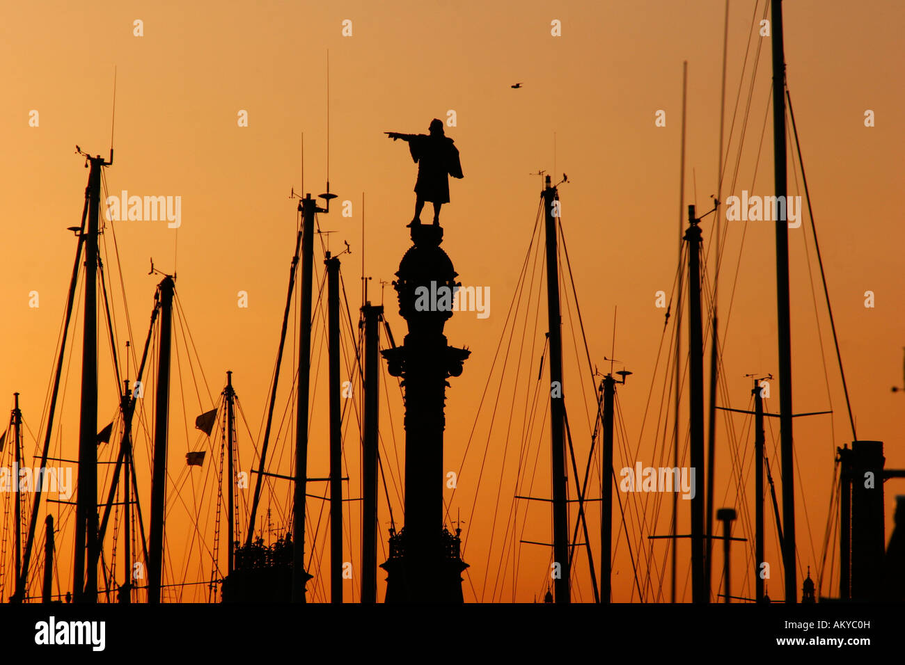 Silhouette von Christopher Columbus-Statue und die Segelboote im Hafen von Barcelona, Spanien Stockfoto