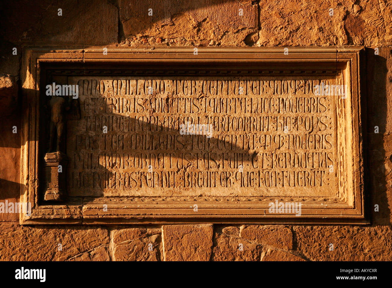 Platte mit lateinische Inschrift, Ponte Vecchio, Florenz, Toskana, Italien Stockfoto
