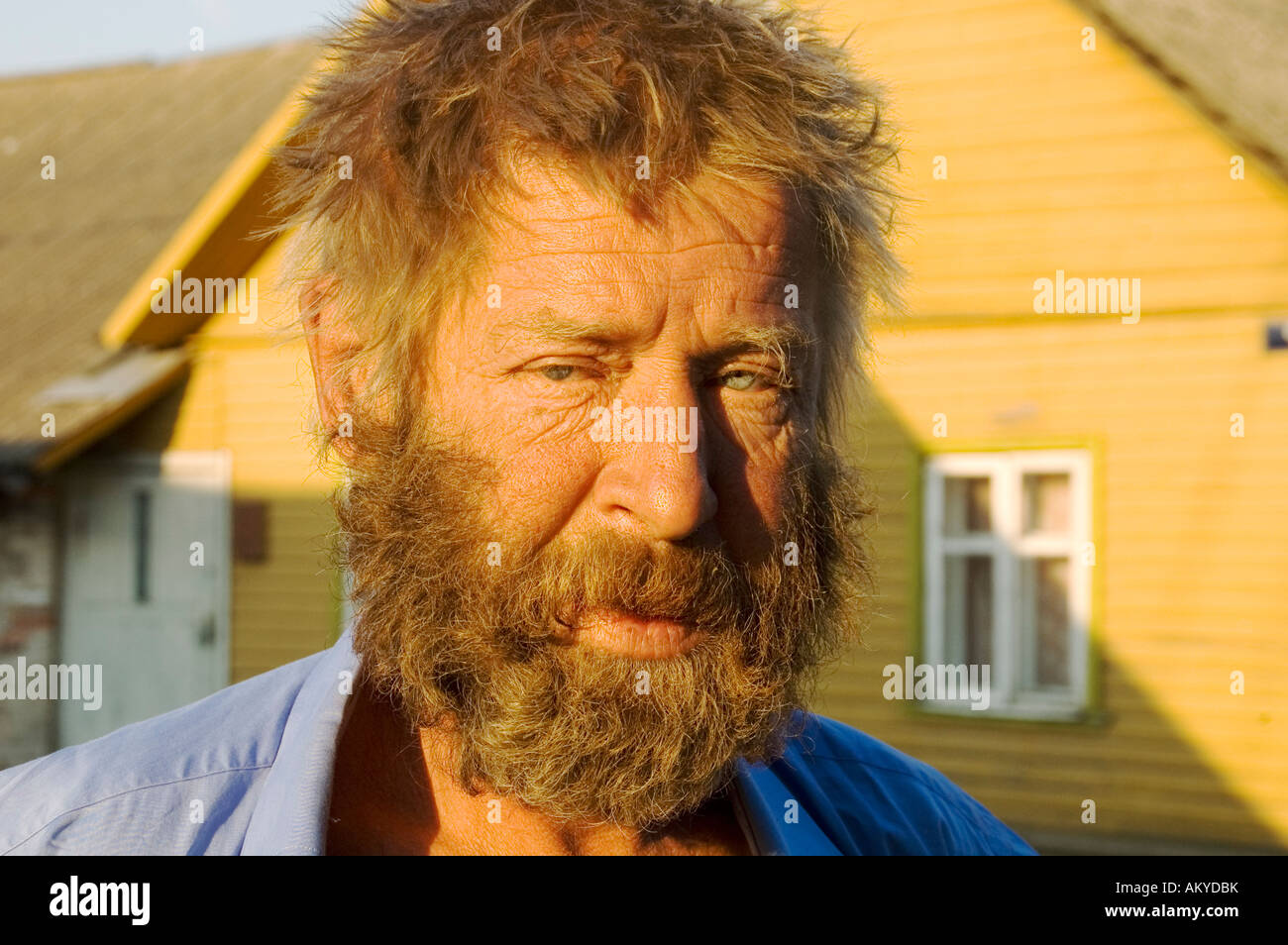 Porträts von einem alten Bauern im Hintergrund ein Alter Holz Haus Estland Baltikum Stockfoto