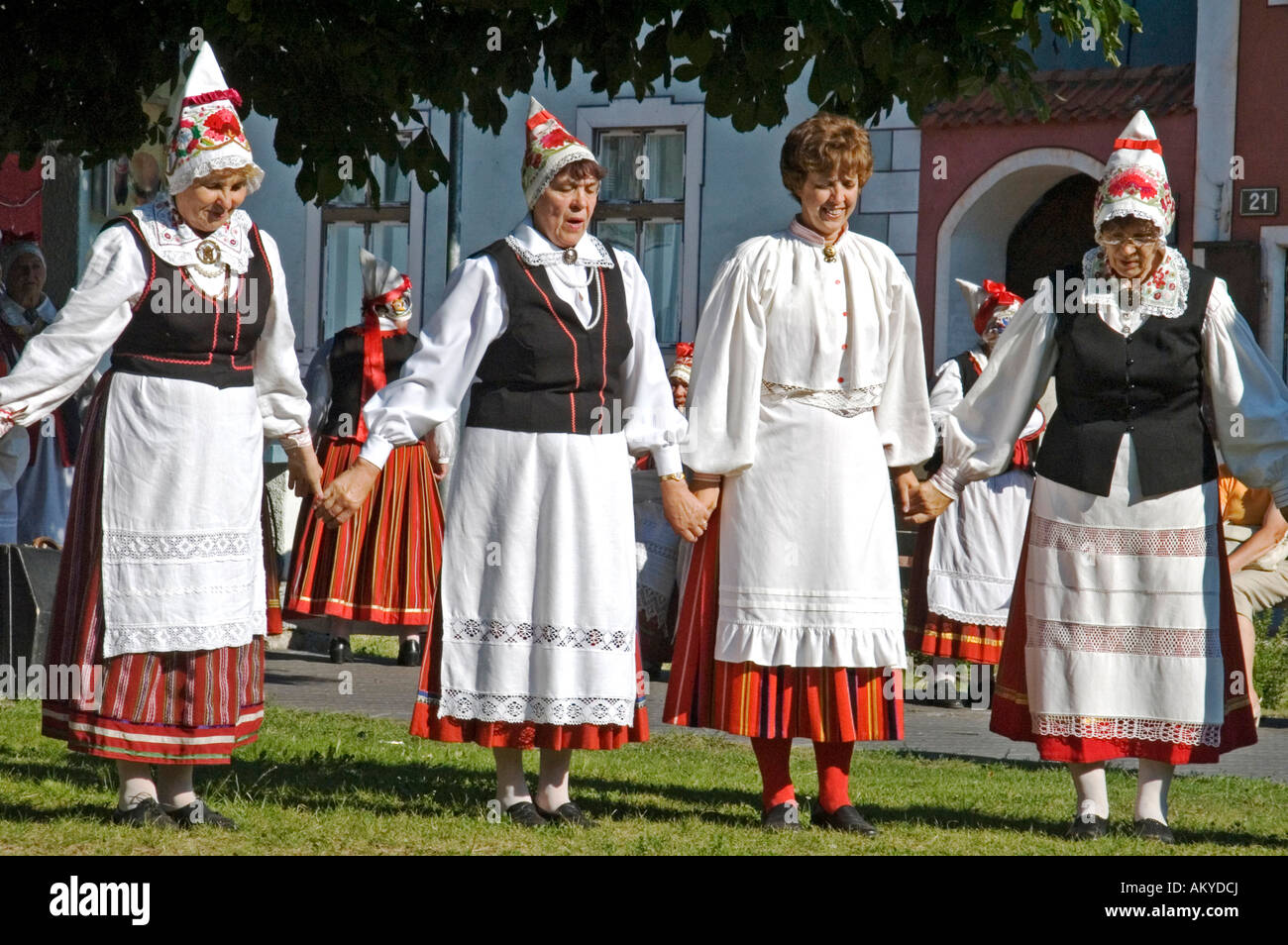 Frauen während der Volkstanz hat Tradition in Estland Baltikum Stockfoto