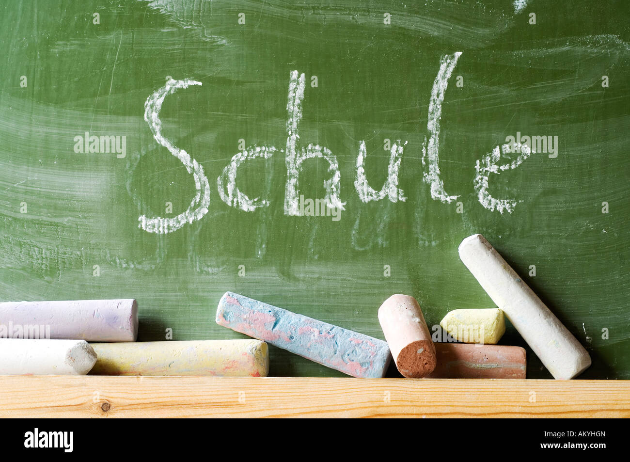 Das Wort Schule Schule Wird Auf Einer Tafel Geschrieben Im Vordergrund Einige Stucke Farbige Kreide Stockfotografie Alamy